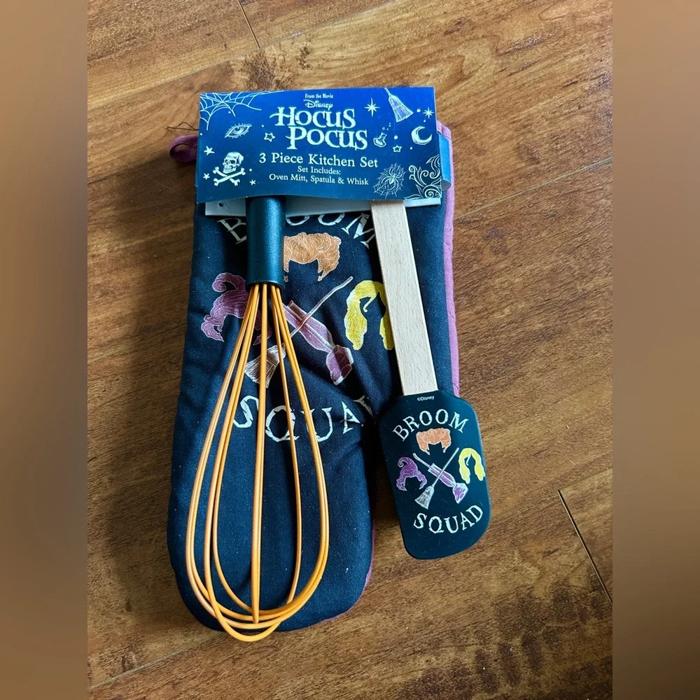 DISNEY HOCUS POCUS ~ BROOM SQUAD 3 Piece Kitchen Set-Oven Mitt, Spatula & Whisk
